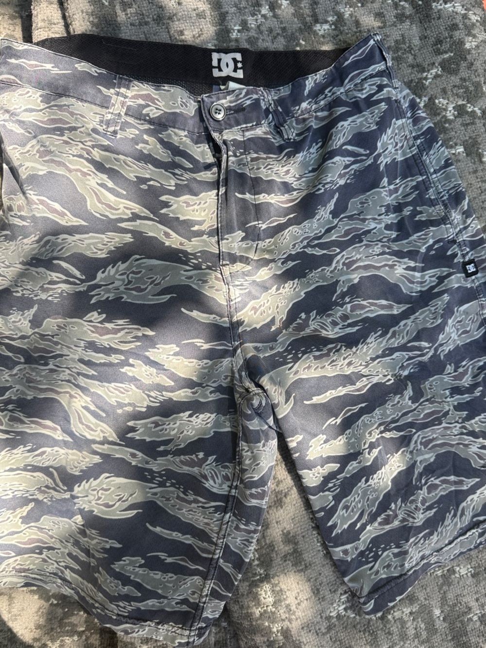 MEN'S DC SHOES DEACON HYBRID WET DRY BOARD SHORTS CAMOUFLAGE CAMO SIZE 32